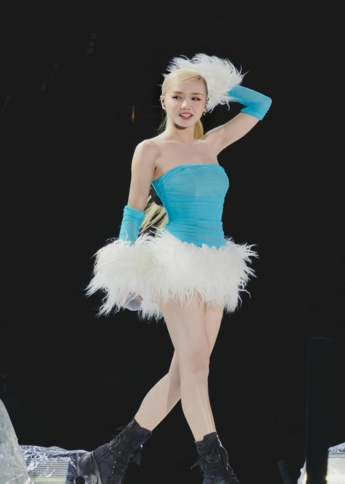 Phương Ly khéo chọn trang phục tôn vóc dáng từ sân khấu đến đời thường.