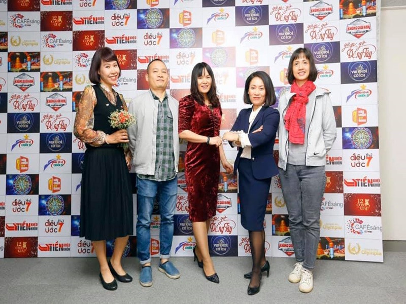 Thu Thủy chụp ảnh kỷ niệm cùng Tạ Bích Loan, Diệp Chi, Lại Bắc Hải Đăng.