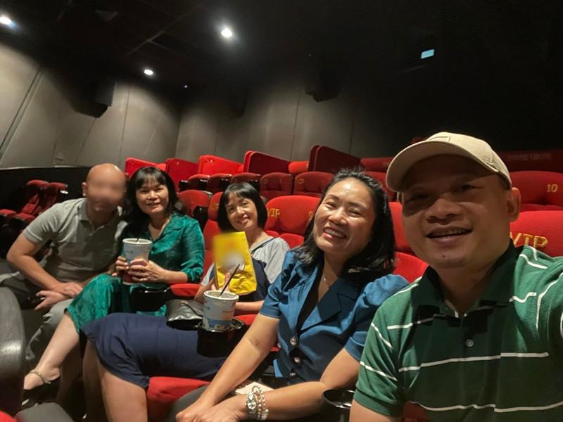 Thu Thủy cùng Tạ Bích Loan, Diệp Chi, Lại Bắc Hải Đăng cùng đi xem phim.