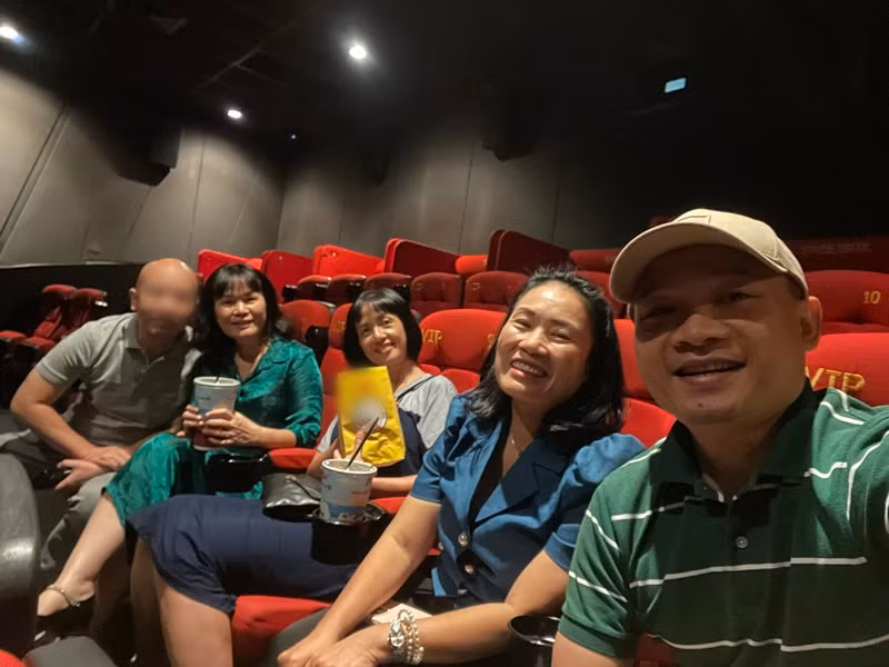 Thu Thủy cùng Tạ Bích Loan, Diệp Chi, Lại Bắc Hải Đăng cùng đi xem phim.