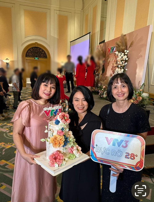 Trên trang cá nhân, Thu Thủy đăng tải nhiều hình ảnh bên nhà báo Tạ Bích Loan.