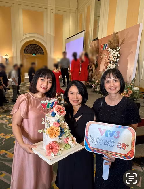 Trên trang cá nhân, Thu Thủy đăng tải nhiều hình ảnh bên nhà báo Tạ Bích Loan.