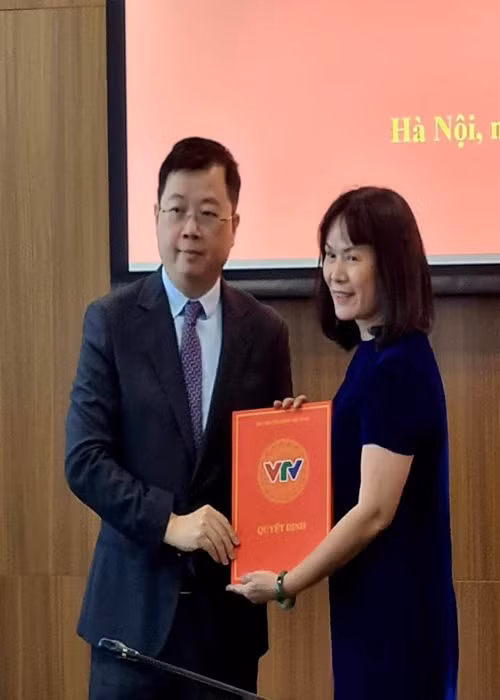 Theo Vietnamnet, BTV Bùi Thu Thủy (trong ảnh) làm Phó Phụ trách Ban Sản xuất các chương trình giải trí VTV3 sau khi nhà báo Tạ Bích Loan nghỉ hưu.