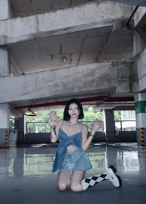 Yee Pink khéo chọn váy áo tôn vóc dáng.