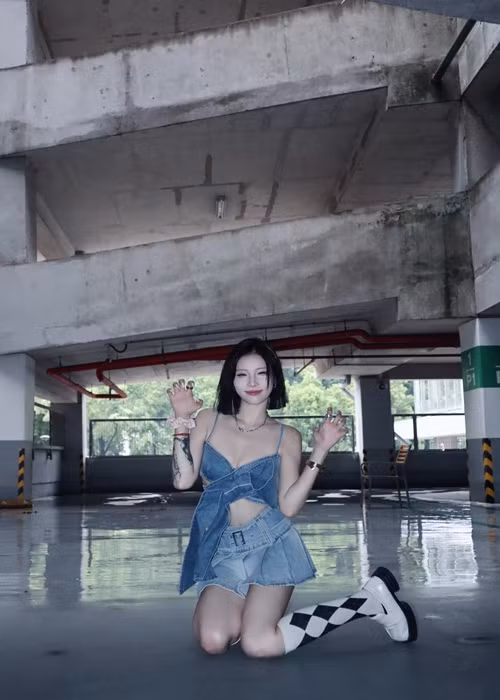 Yee Pink khéo chọn váy áo tôn vóc dáng.