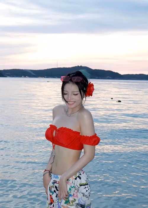Yee Pink chăm khoe dáng trong trang phục bikini.