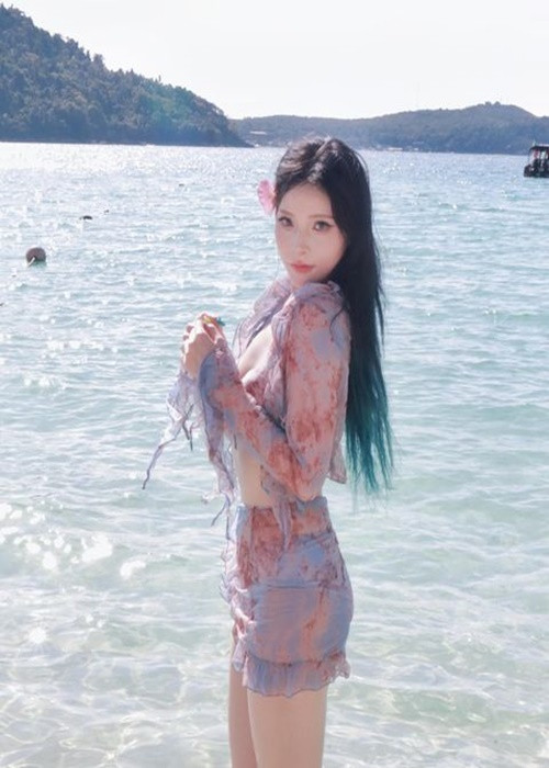 Bạn gái Quang Đăng sinh năm 1997, kém nam vũ công 8 tuổi. Cô sở hữu vóc dáng thon gọn, gương mặt xinh đẹp.