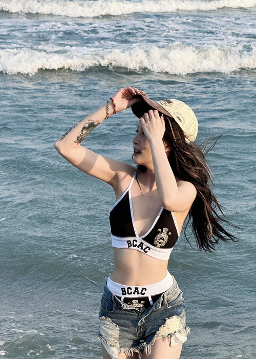 Bạn gái người Trung Quốc của Quang Đăng hút mọi ánh nhìn khi mặc gợi cảm.