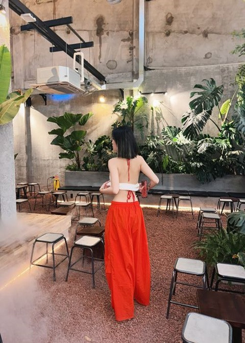 Yee Pink không ngần ngại vén áo khoe dáng ở quán cà phê.