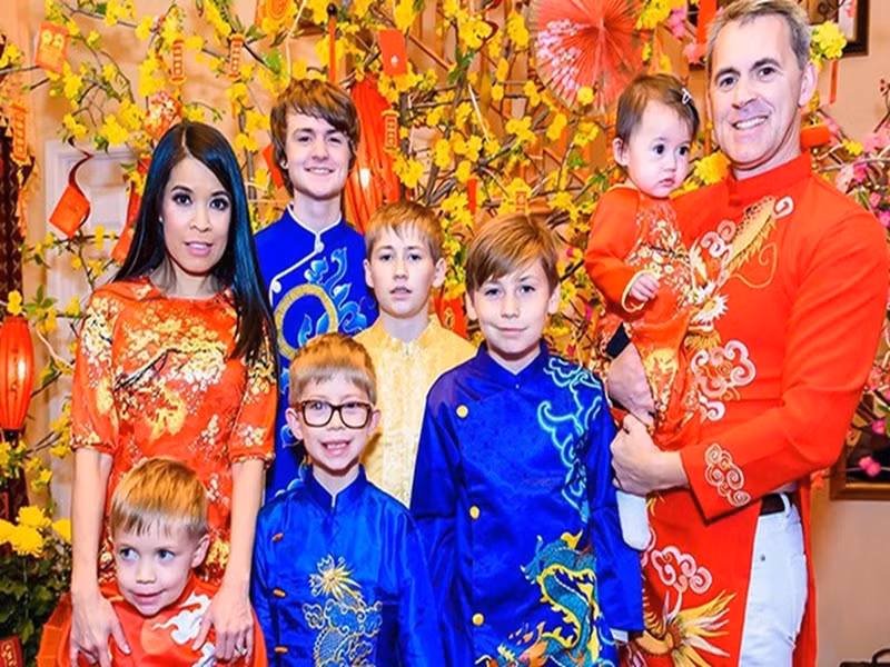 Vợ chồng Bích Tuyền cùng các con diện áo dài dịp Tết Nguyên đán. Ảnh: Phụ Nữ Việt Nam.