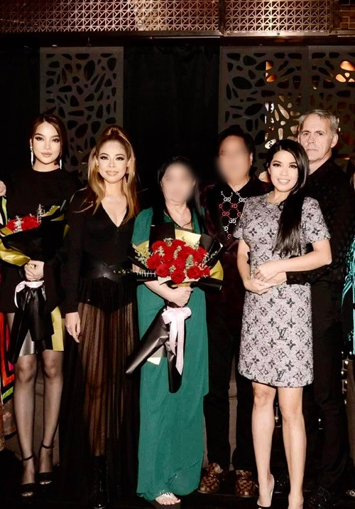 Giữa ồn ào với Đàm Vĩnh Hưng, vợ chồng Bích Tuyền tay trong tay dự tiệc sinh nhật của Trương Ngọc Ánh. Ảnh: FB Trương Ngọc Ánh.