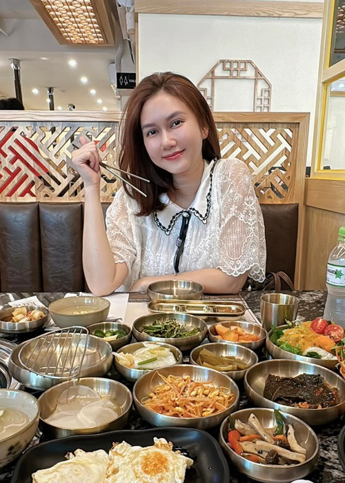 Gương mặt của nữ diễn viên trông đầy đặn hơn nhưng vẫn tươi tắn.