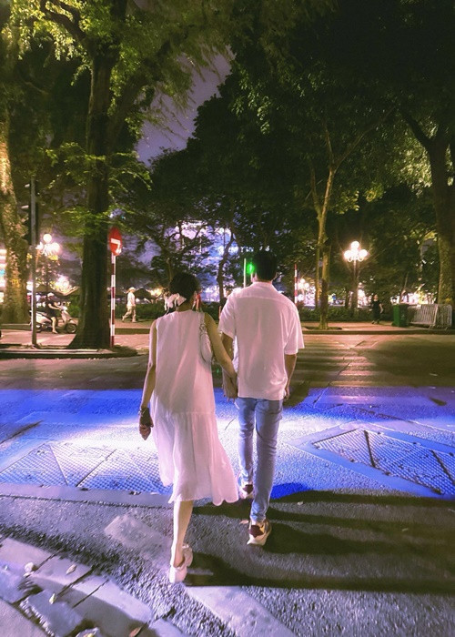 Nữ diễn viên khoe thói quen nắm tay bạn trai trên đường mang lại nhiều cảm xúc.