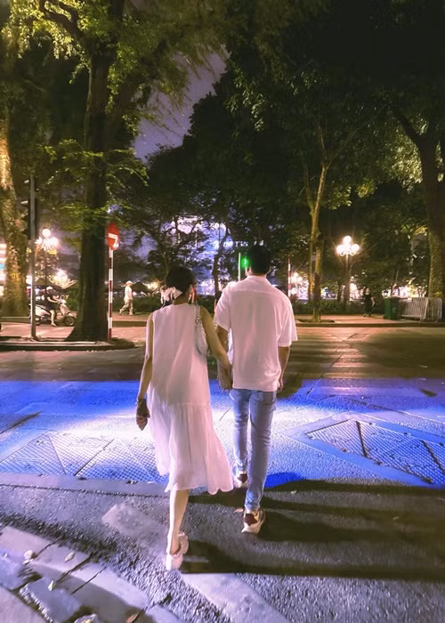 Nữ diễn viên khoe thói quen nắm tay bạn trai trên đường mang lại nhiều cảm xúc.