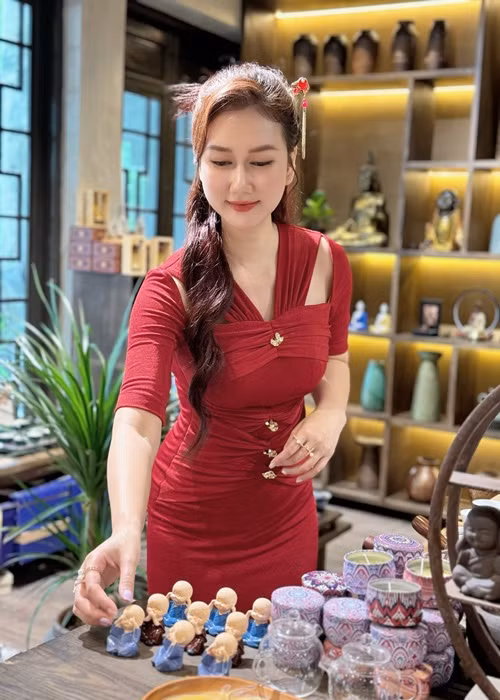 Nữ diễn viên phim Mùa hoa tìm lại vẫn trẻ trung, gợi cảm khi mang bầu lần 2.