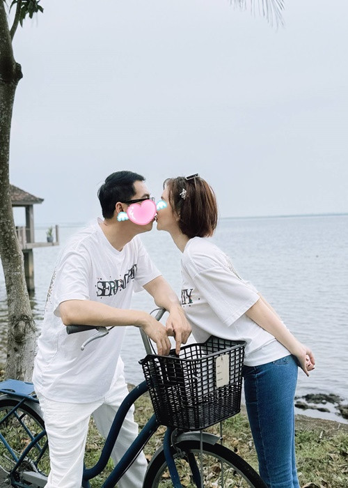 Nữ diễn viên phim Mùa hoa tìm lại thường xuyên khoe ảnh ngọt ngào bên người yêu giấu mặt.