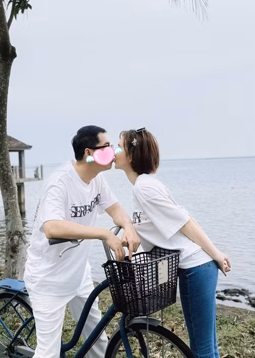 Nữ diễn viên phim Mùa hoa tìm lại thường xuyên khoe ảnh ngọt ngào bên người yêu giấu mặt.