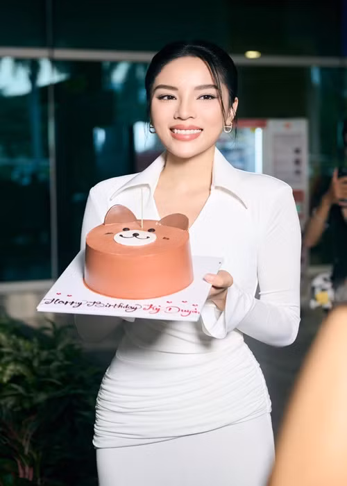 "20 ngày đi thi làm mọi thứ một mình đôi khi cũng cô đơn mà về tới nơi, 6h sáng về với vòng tay mọi người, về với quê hương. Duyên sẽ tiếp thu ý kiến của mọi người để ngày càng hoàn thiện trở thành phiên bản tốt nhất, không phụ lòng mọi người nha", Kỳ Duyên chia sẻ. Ảnh: FB Kỳ Duyên.