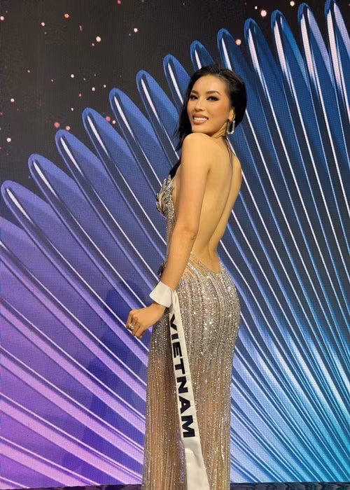 Kỳ Duyên ghé thăm Đại sứ quán Việt Nam ở Mexico trước khi về nước. Ảnh: FB Kỳ Duyên.