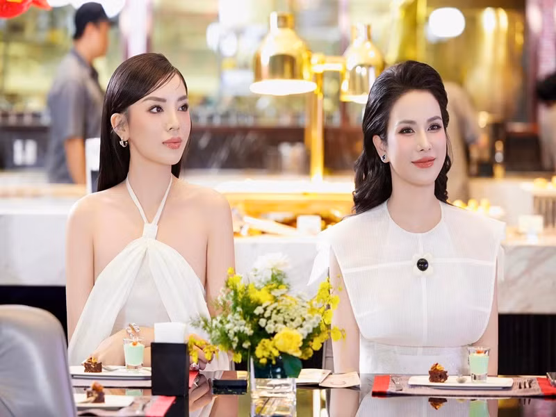 Trong khi Kỳ Duyên chọn phong cách quyến rũ, Diệp Lâm Anh ăn mặc khá kín đáo, thanh lịch. Ảnh: FB Diệp Lâm Anh.