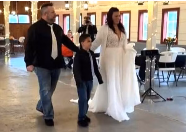 Co dau chu re hoang mang khi moi 100 nguoi, chi 5 khach du