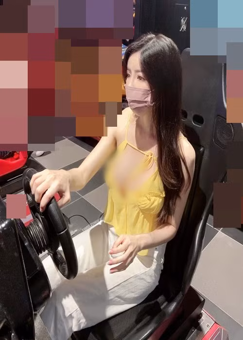 Hot girl xinh đẹp mặc trễ nải khoe "đôi gò bồng đảo" trong một cửa hàng.