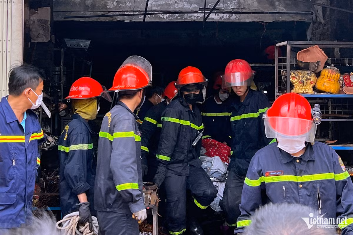 Hang xom ke giay phut bat luc nhin 4 nguoi mac ket trong dam chay-Hinh-3