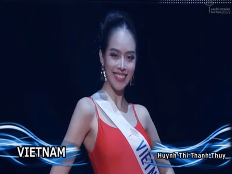 Ở phần thi ứng xử, đại diện Việt Nam nhận câu hỏi: “Đâu là phát triển toàn cầu quan trọng nhất đã ảnh hưởng đến hệ thống giáo dục của thế hệ bạn?”. Ảnh: Vietnamnet.