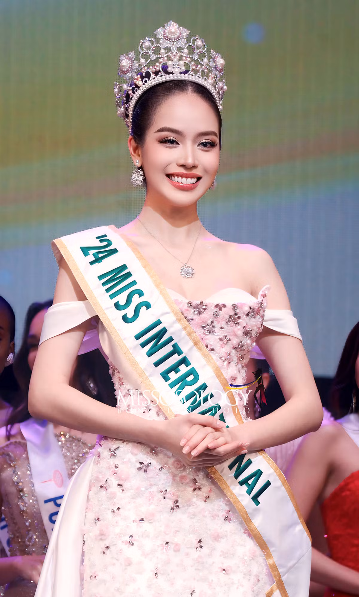 Theo Vietnamnet, Thanh Thủy trả lời: "Đối với tôi, đó là sự xuất hiện của một hệ thống giáo dục toàn cầu trong thời kỳ đại dịch COVID-19. Vì COVID-19, chúng ta phải ở nhà và học trực tuyến. Vì vậy, đó là cơ hội cho sự phát triển giáo dục. Tôi hy vọng rằng, học sinh sẽ có thêm nhiều cơ hội để khám phá và học hỏi thông qua giáo dục. Điều này gắn liền với mục tiêu phát triển bền vững số 4 - giáo dục chất lượng". Ảnh: Missosology.