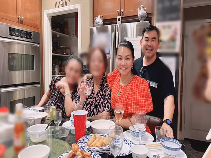 Vợ chồng Ngọc Huyền thường xuyên mở tiệc tại nhà, mời người thân, bạn bè thưởng thức. Ảnh: FB Ngọc Huyền.