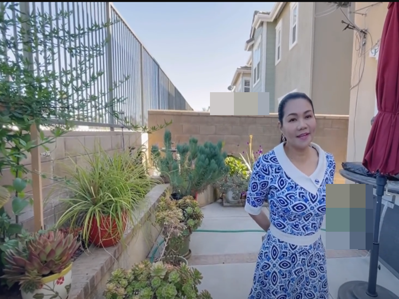 Ngọc Huyền trồng hoa, cây ăn quả quanh nhà. Ảnh: Youtube Thúy Nga.