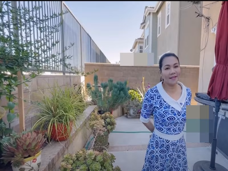 Ngọc Huyền trồng hoa, cây ăn quả quanh nhà. Ảnh: Youtube Thúy Nga.