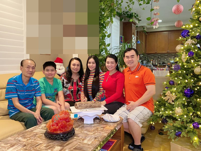 Cả gia đình Ngọc Huyền quây quần chụp ảnh bên cây thông dịp Giáng sinh. Ảnh: FB Ngọc Huyền.