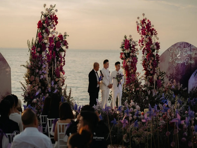 Đôi uyên ương nắm tay không rời trong lúc cử hành hôn lễ. Ảnh: Saostar.