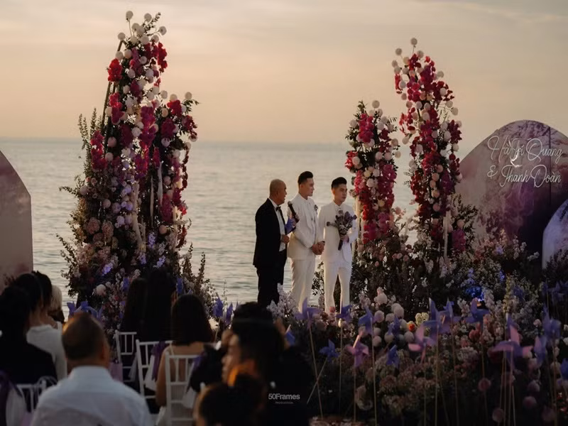 Đôi uyên ương nắm tay không rời trong lúc cử hành hôn lễ. Ảnh: Saostar.