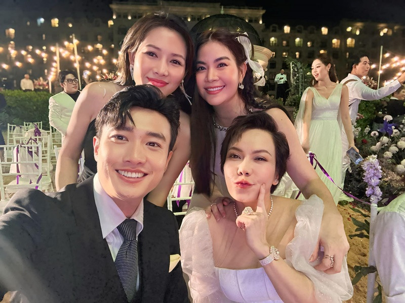 Thanh Đoàn - Hà Trí Quang lo vé máy bay, nơi ở cho các khách mời dự đám cưới. Ảnh: FB Kha Ly.