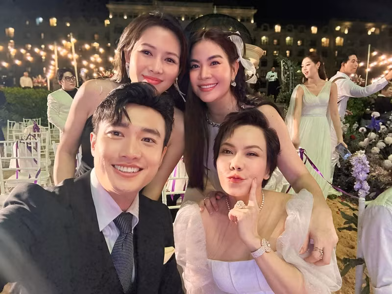 Thanh Đoàn - Hà Trí Quang lo vé máy bay, nơi ở cho các khách mời dự đám cưới. Ảnh: FB Kha Ly.