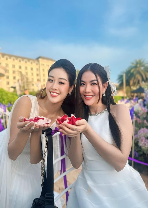 Khánh Vân - Kha Ly (phải) diện váy trắng trong đám cưới của Hà Trí Quang. Ảnh: FB Kha Ly.