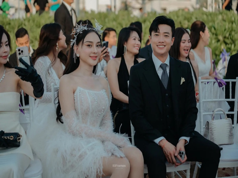 Lâm Khánh Chi diện váy công chúa, Quốc Trường lịch lãm khi dự hôn lễ. Ảnh: Saostar.
