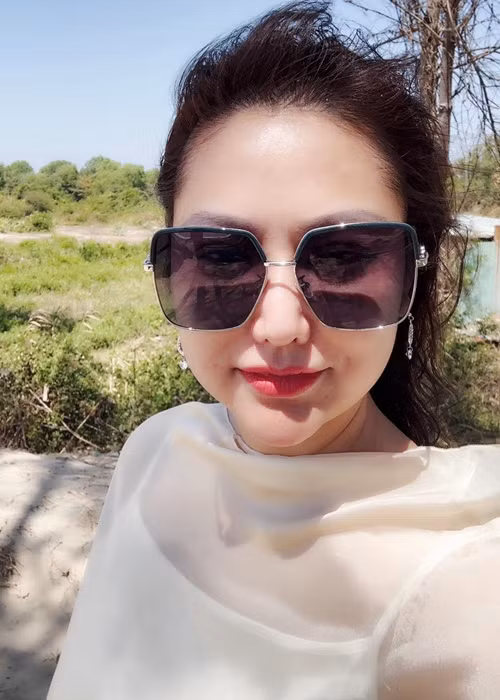 "Nữ hoàng dao kéo" trải qua 2 lần đò. Cuộc hôn nhân đầu tiên của cô kéo dài từ năm 2008 đến năm 2012. Ảnh: FB Phi Thanh Vân.