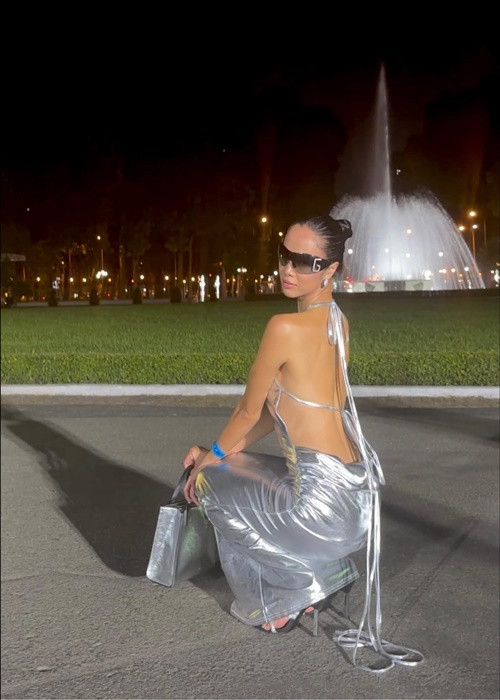 Vợ Cường Seven khoe triệt để lưng trần gợi cảm.