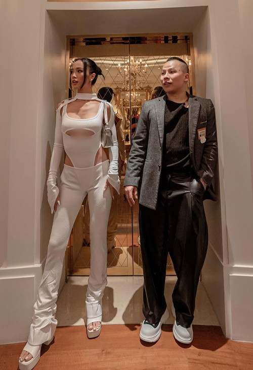 Vợ Cường Seven mặc như không khi xuất hiện bên Khắc Tiệp.