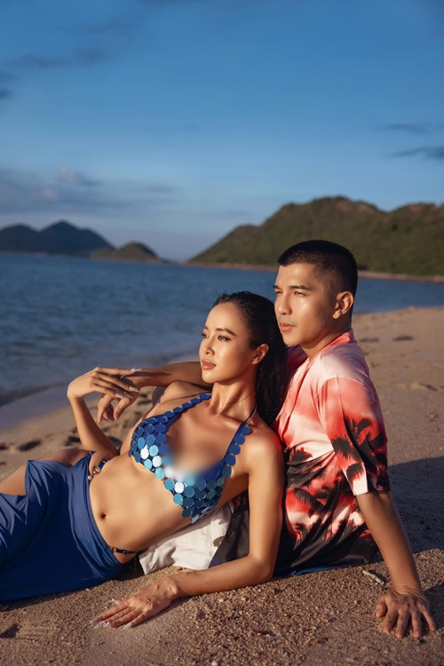 Vóc dáng của Vũ Ngọc Anh đầy nóng bỏng với eo con kiến, lưng ong, ngực đầy, vòng ba nảy nở. Bởi vậy, cô tự tin diện váy áo hở hang táo bạo.