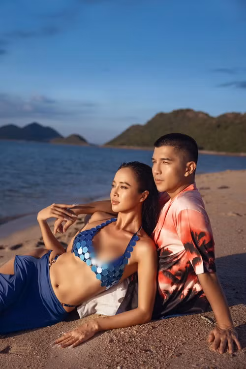 Vóc dáng của Vũ Ngọc Anh đầy nóng bỏng với eo con kiến, lưng ong, ngực đầy, vòng ba nảy nở. Bởi vậy, cô tự tin diện váy áo hở hang táo bạo.