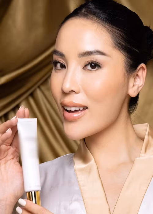 Fanpage của Miss Universe đăng tải hình ảnh Kỳ Duyên quảng cáo cho một hãng mỹ phẩm. Ảnh: Fanpage Miss Universe.