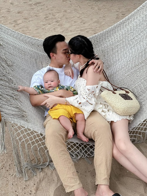 Phan Tô Ny yêu chiều Ngân Anh, chăm sóc con trai chu đáo. Nhiều người khen ngợi nam MC là ông chồng quốc dân. Ảnh: FB Ngân Anh.