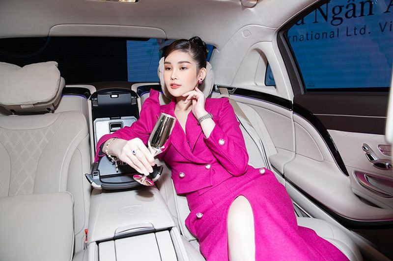 Nàng hậu khiến nhiều người ngưỡng mộ khi sống trong căn hộ 280 m2, di chuyển bằng xe Maybach-Mercedes S450 có giá 8 tỷ đồng, sở hữu nhiều đồ hiệu đắt tiền. Ảnh: FB Ngân Anh.
