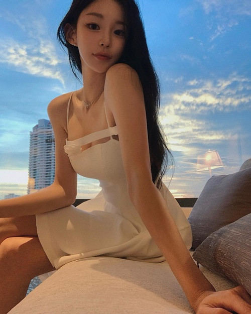 Cô nàng có cuộc sống khá sang chảnh khi thường xuyên khoe đồ hiệu, du lịch xa xỉ.