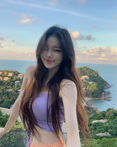 Hot girl xứ kim chi sở hữu làn da trắng phát sáng.