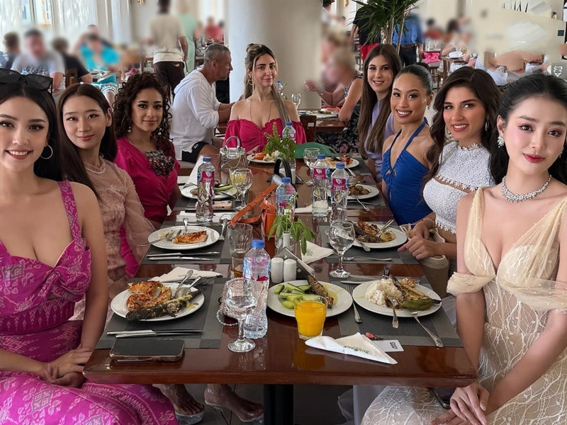 Đại diện Việt Nam khoe vẻ đẹp ngọt ngào, gợi cảm khi ăn uống cùng các thí sinh khác. Ảnh: FB Bùi Khánh Linh.